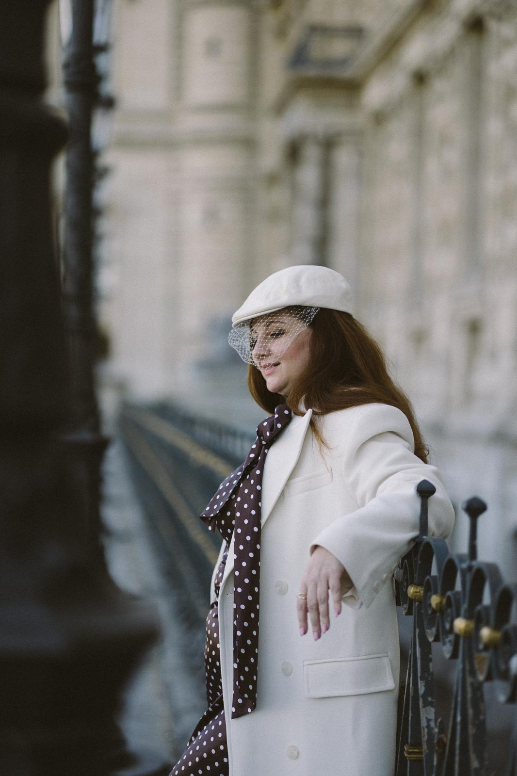 Oksana Katerynych, manteau ivoire, Cour Carrée du Louvre